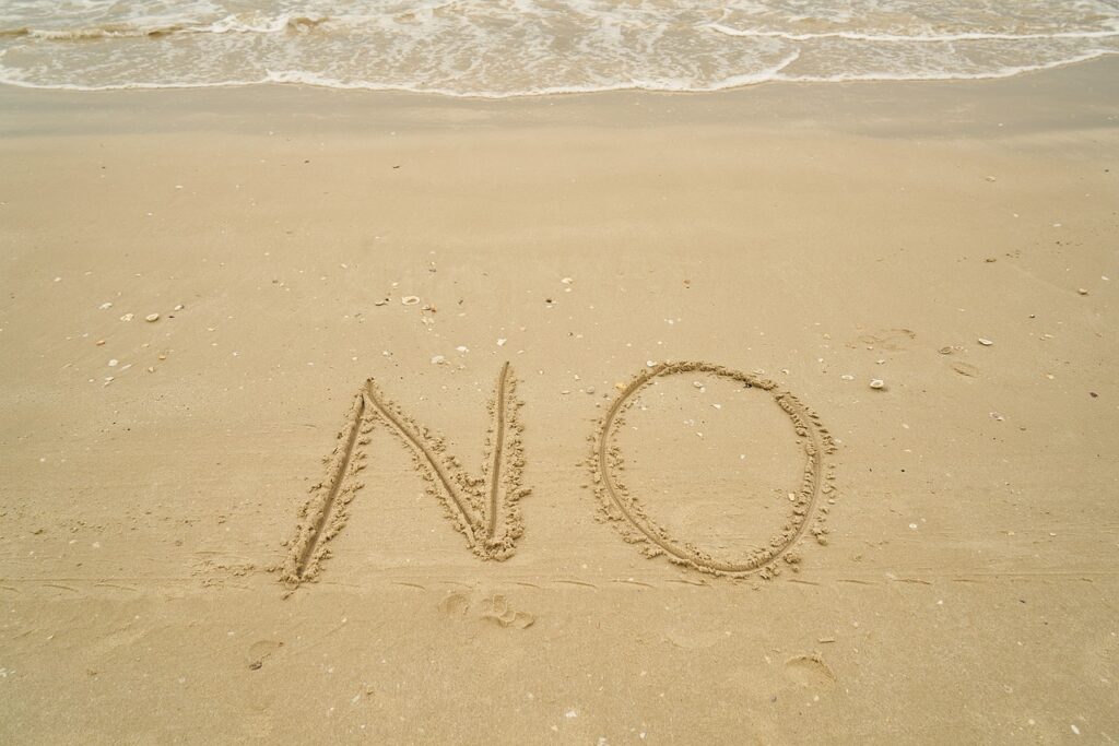 砂浜に「NO」の字を書いた写真