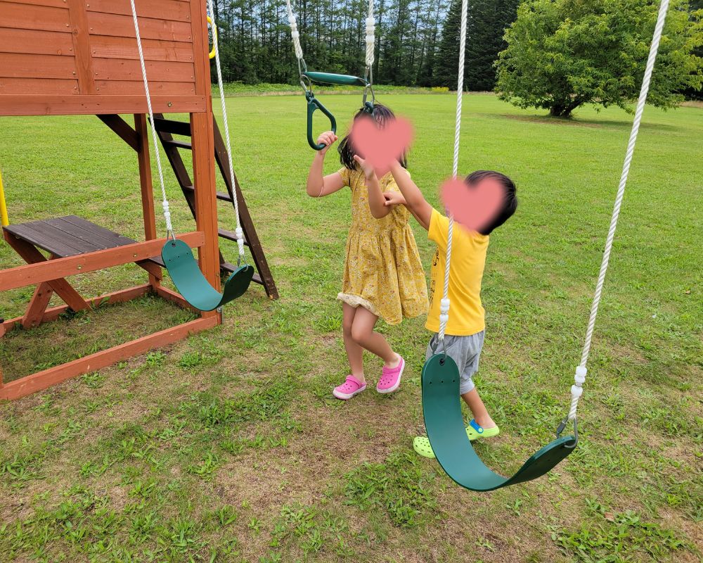 遊具で遊ぶ二人の子供の写真