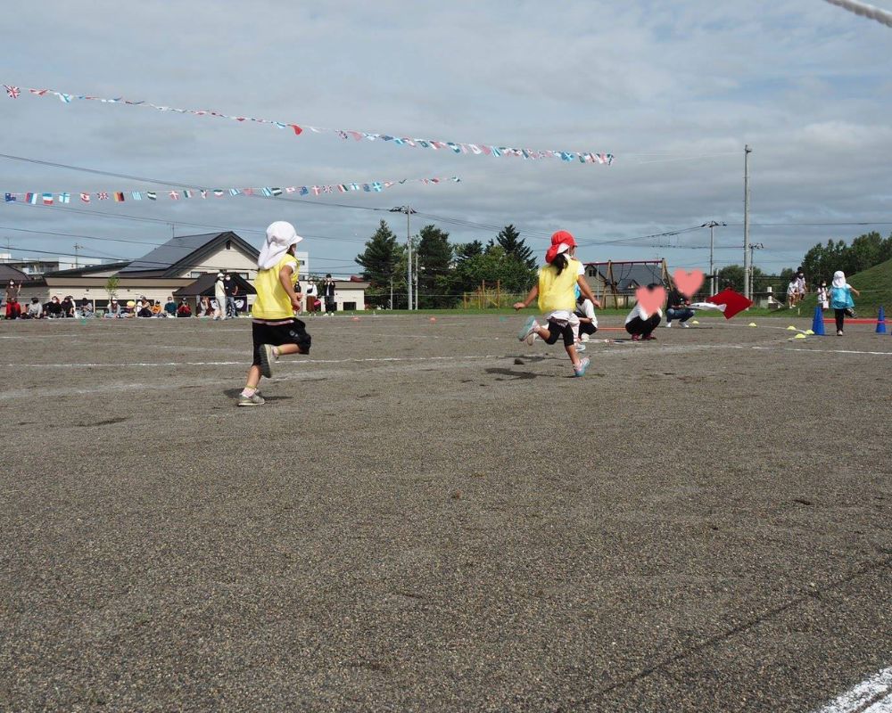 運動会で走っている子どもの写真