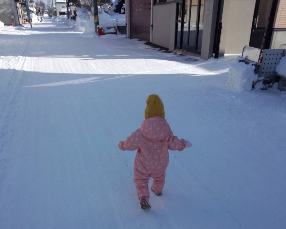 雪道で歩いている子どもの写真